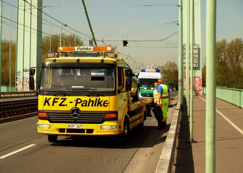 Arbeiter abgestuerzt vom PKW ueberfahren Koeln Muelheim Muelheimer Bruecke P44.JPG